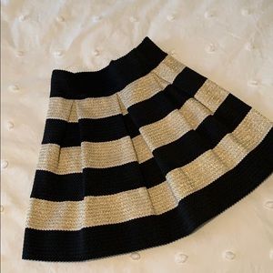 Stunning skirt with metallic details.